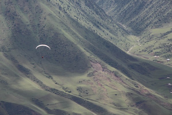 Martin v paraglidu ve "Švýcarsku Střední Asie" :)